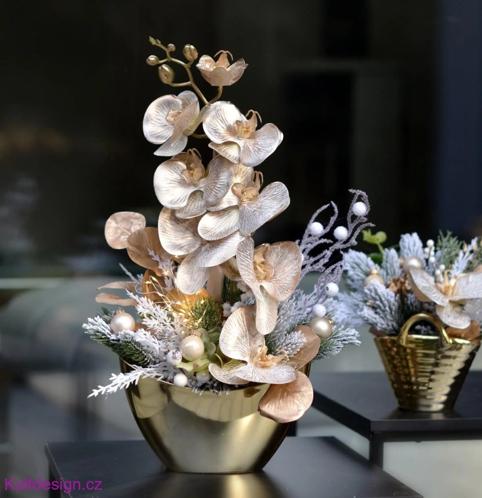 Vánoční dekorace se zlatou orchideou
