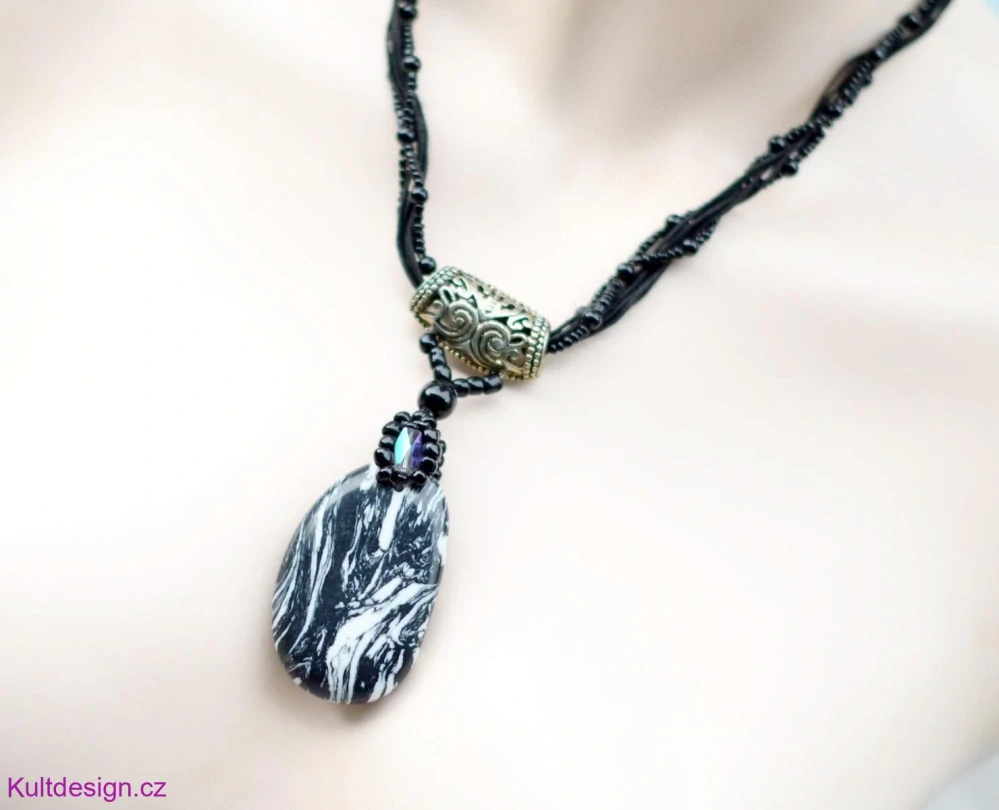 Náhrdelník černý s přívěskem