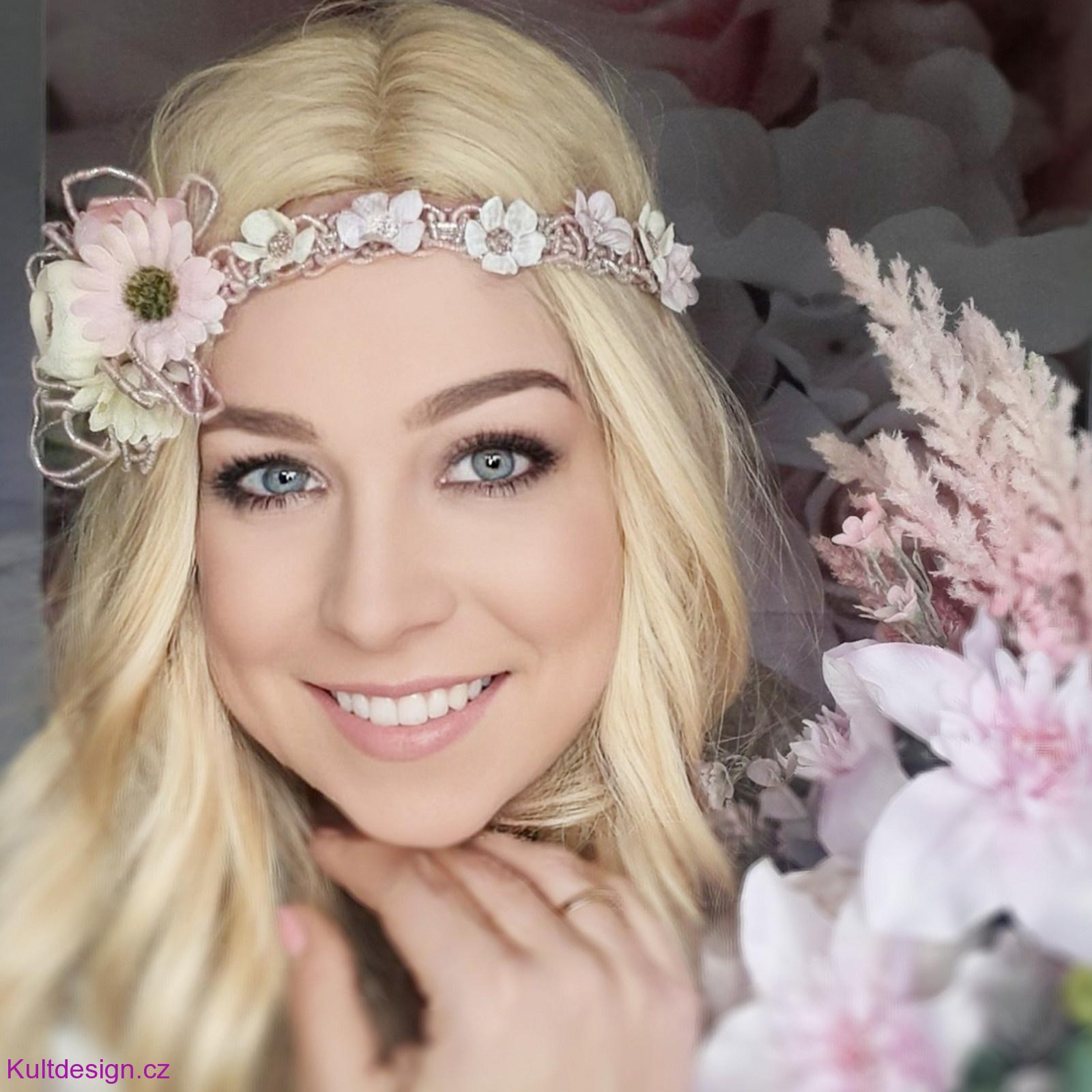 Čelenka s květinovou ozdobou