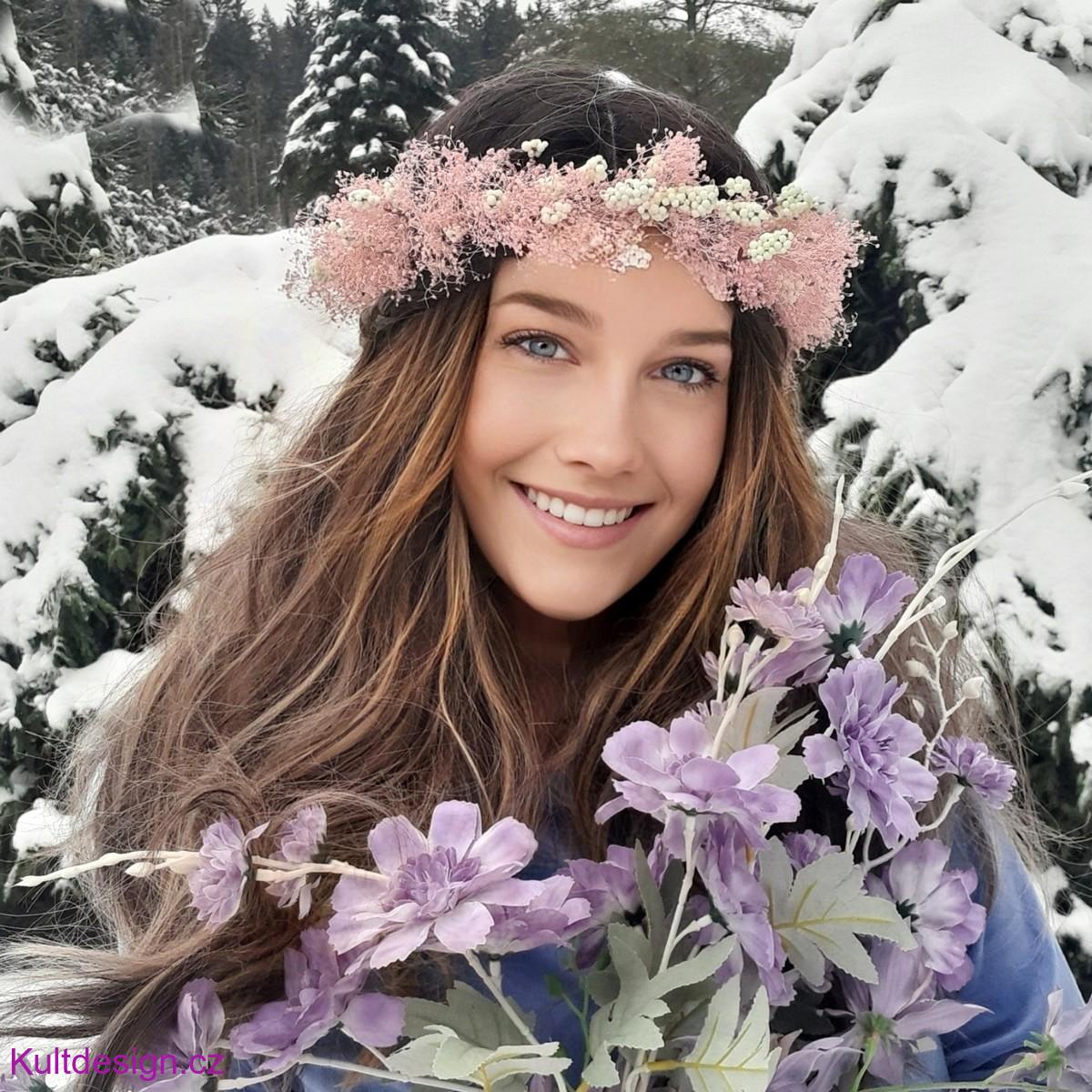 Něžný svatební věneček z nevěstina závoje růžový