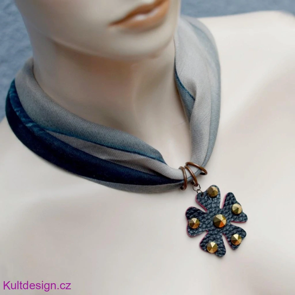 Textilní náhrdelník s přívěskem