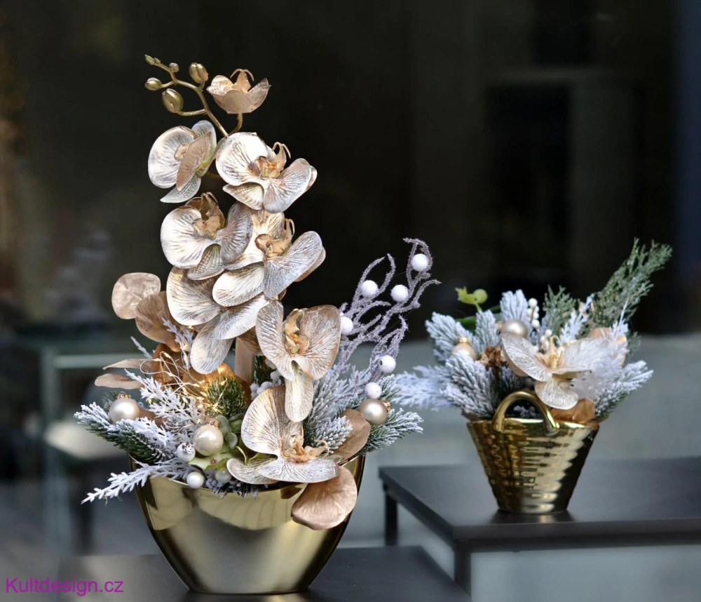 Vánoční dekorace se zlatou orchideou