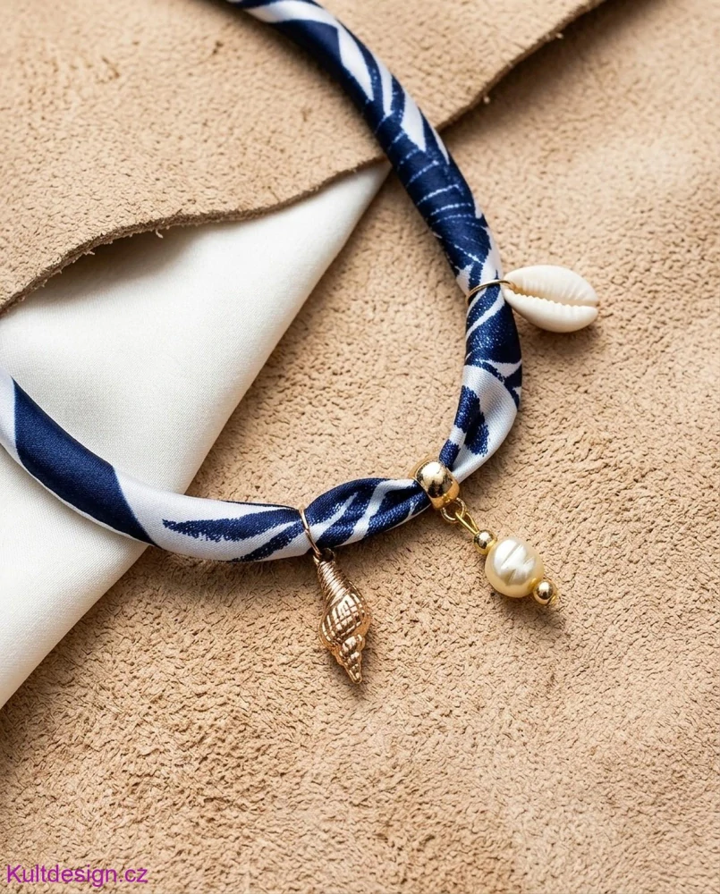 Saténový choker s perličkou a přívěsky