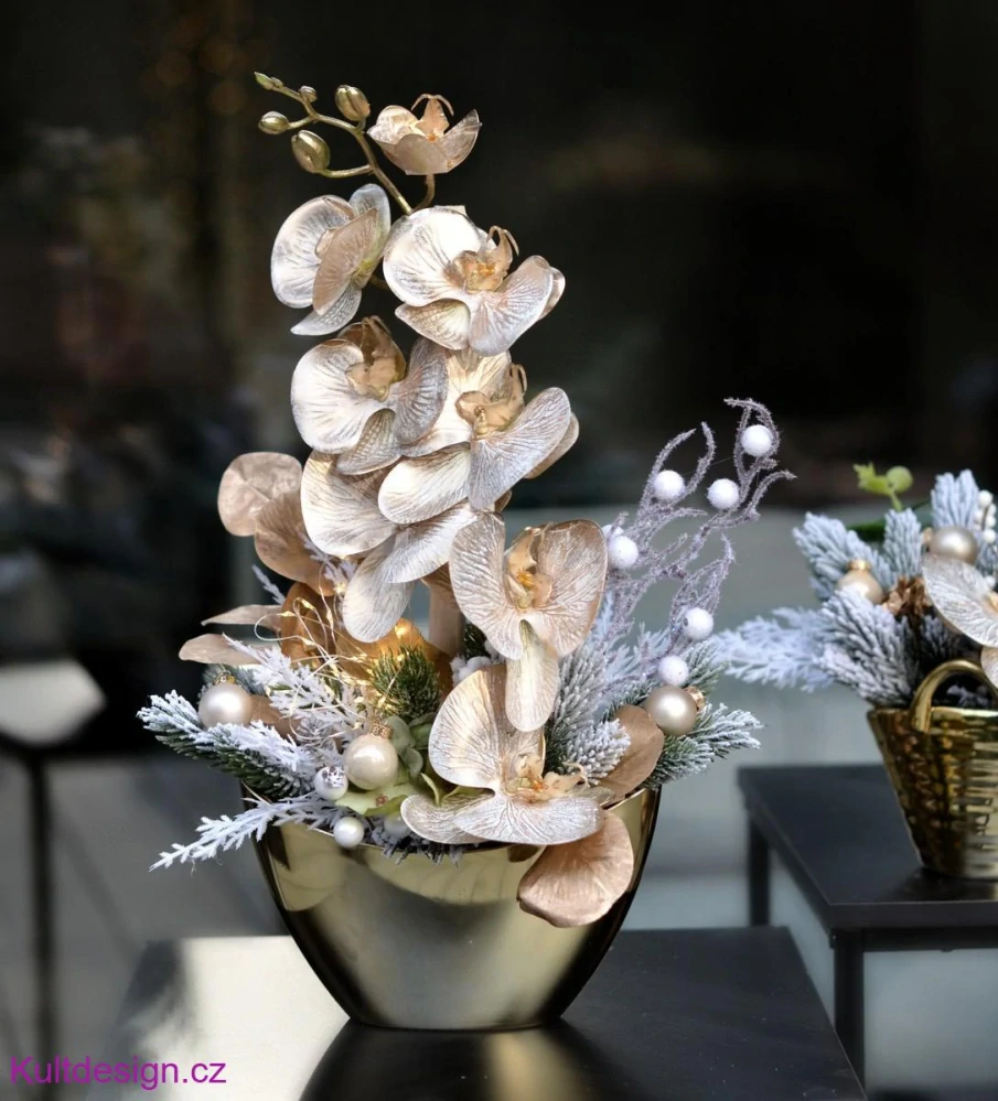 Vánoční dekorace se zlatou orchideou