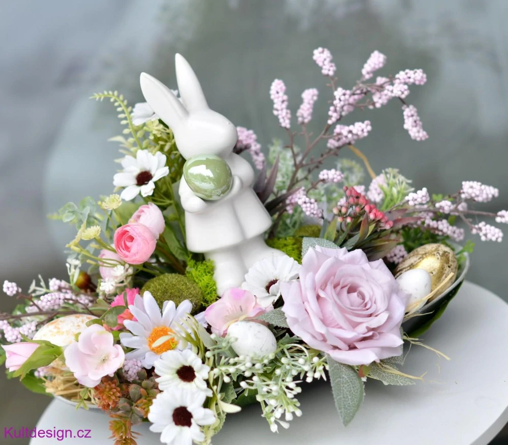 Velikonoční květinová dekorace se zajíčkem