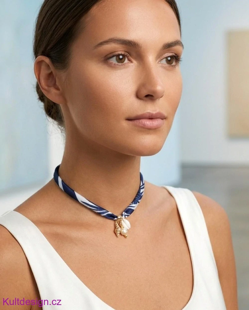 Saténový choker s perličkou a přívěsky