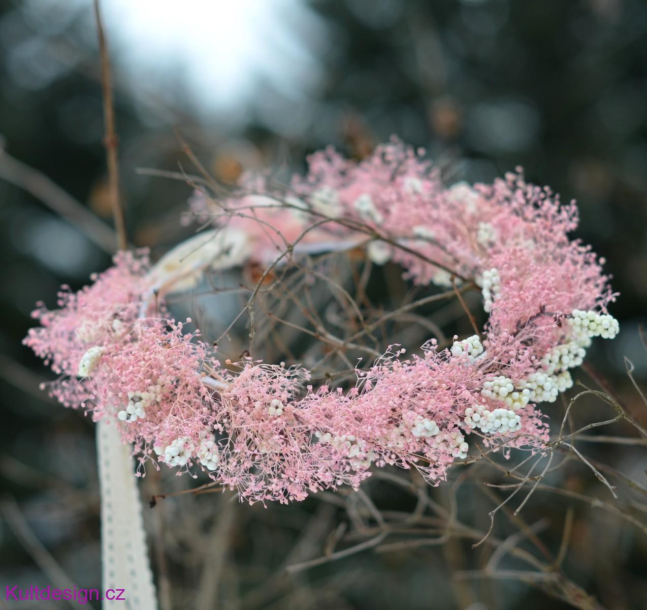 Něžný svatební věneček z nevěstina závoje růžový