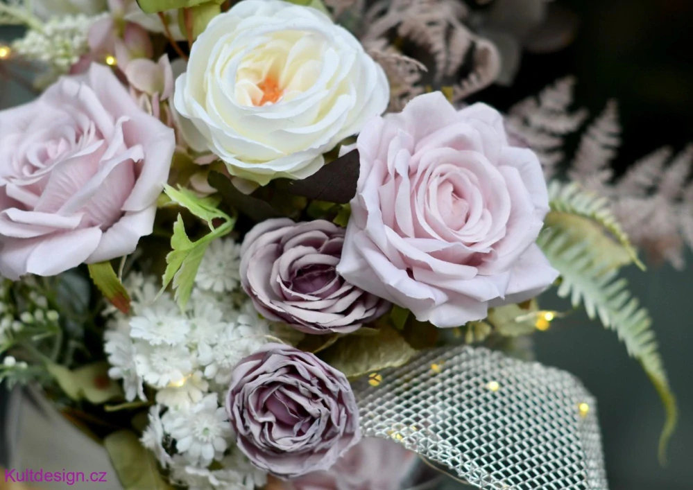 Květinové aranžmá z umělých květin se světýlky