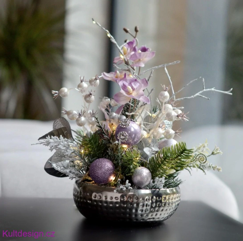 Svítící vánoční dekorace s orchideou