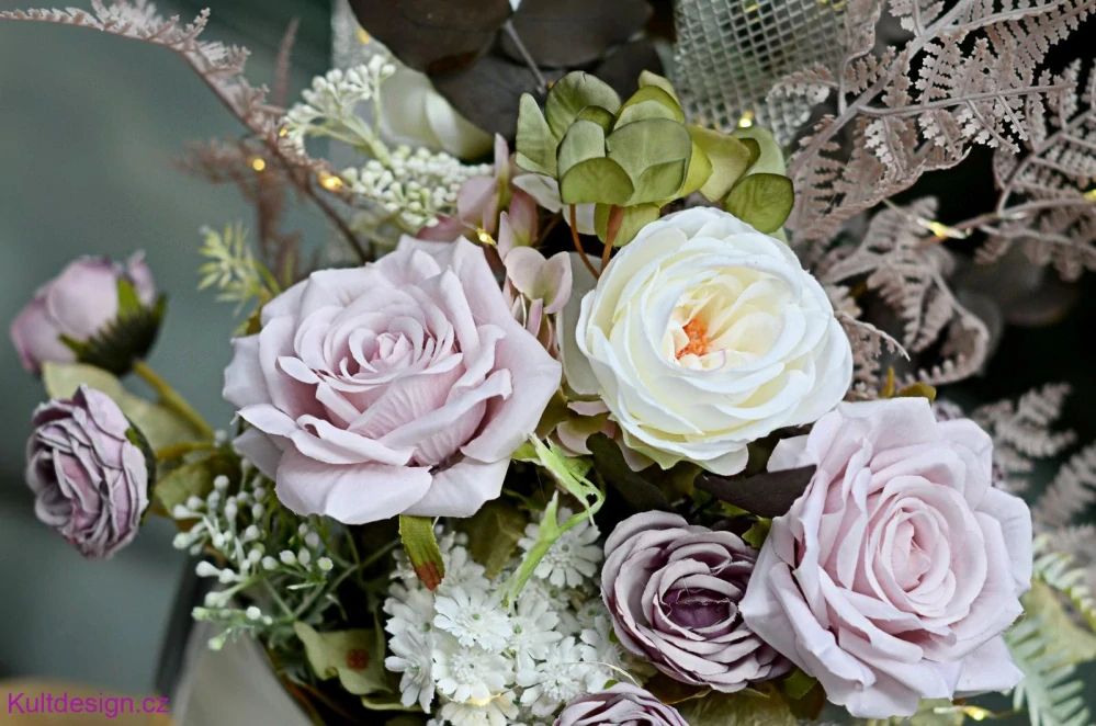 Květinové aranžmá z umělých květin se světýlky