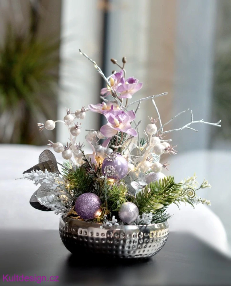 Svítící vánoční dekorace s orchideou