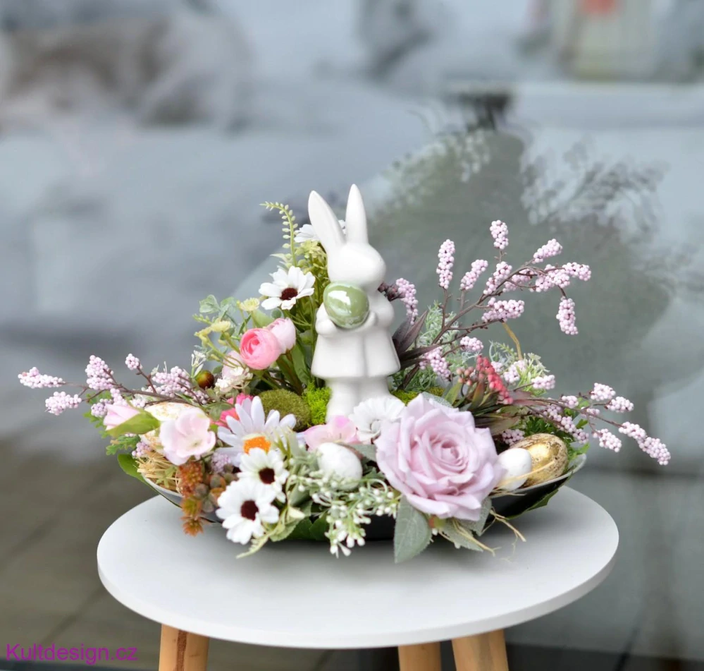 Velikonoční květinová dekorace se zajíčkem