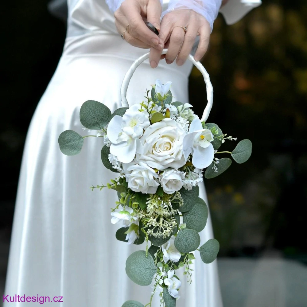 Svatební kytice z umělých květin bílá