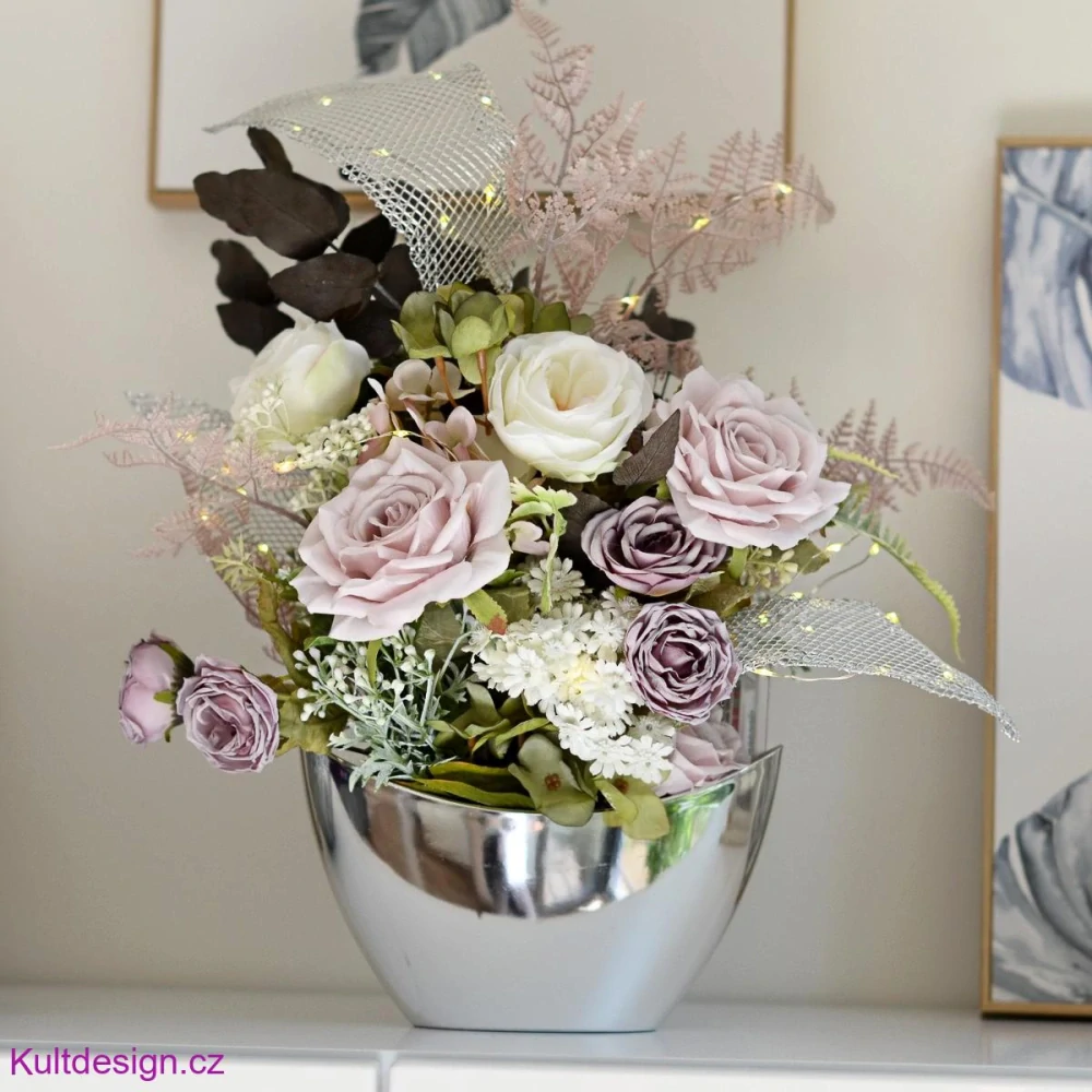 Květinové aranžmá z umělých květin se světýlky