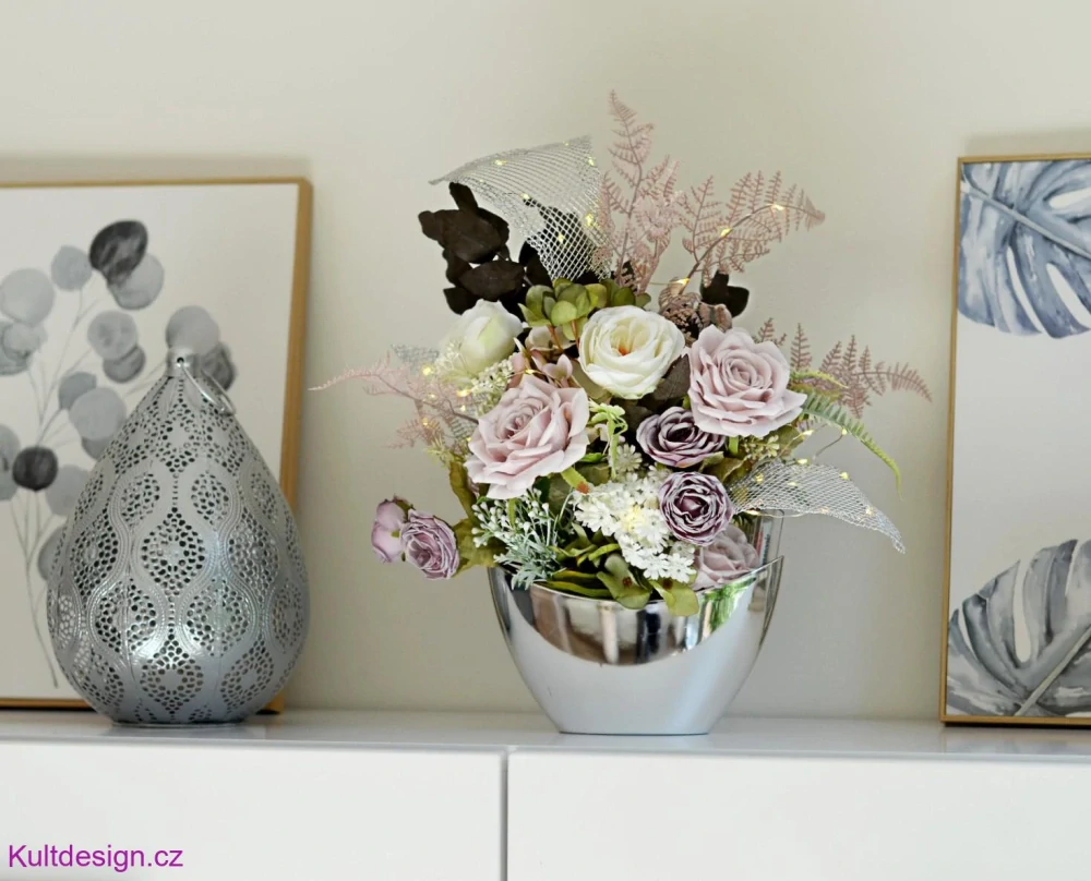 Květinové aranžmá z umělých květin se světýlky