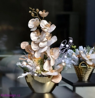 Vánoční dekorace se zlatou orchideou